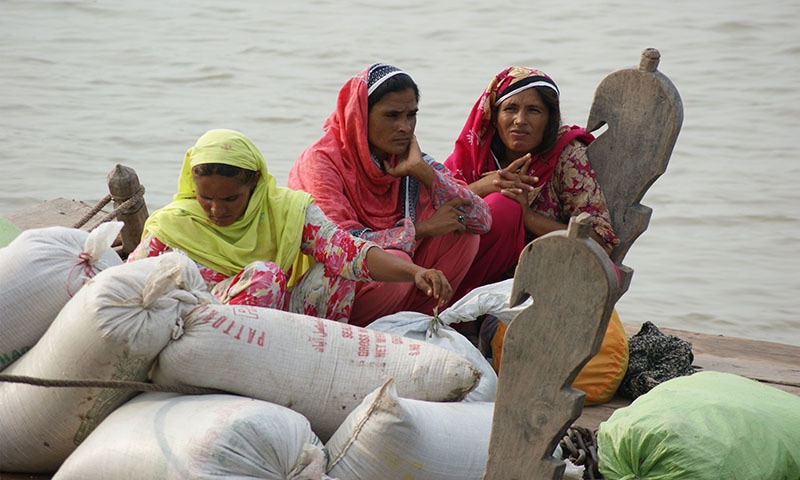 قدرتی آفت سے لوگ کس قدر خوف زدہ ہوئے، کتنے ڈپریشن اور تیزابیت کا شکار ہوئے، خوشیوں سے محروم ہوئے، اُن سب کا تخمینہ لگانا قطعاً آسان نہیں—تصویر آئی یو سی این