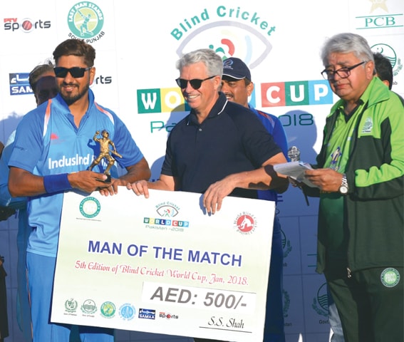 AJMAN: ICC chief executive Dave Richardson gives the man-of-the-match award to India&rsquo;s Deepak Malik on Friday.