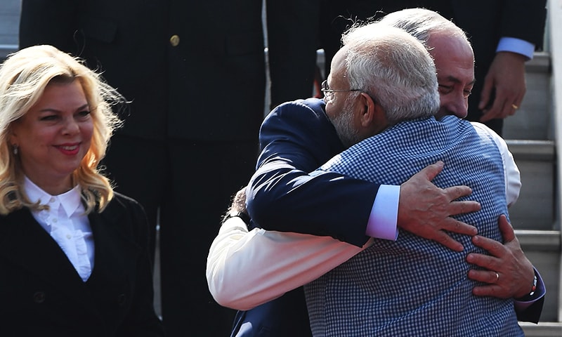 Indian Prime Minister Narendra Modi (R) welcomes Israeli Prime Minister Benjamin Netanyahu (C) and his wife Sara Netanyahu on their arrival at the Air Force Station in New Delhi. ─ AFP