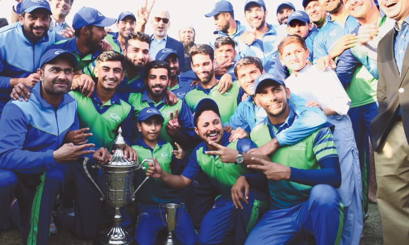 THE UBL squad members pose with PCB’s chief selector Inzamam-ul-Haq and governing board member Mansoor M. Khan after winning the final.—White Star