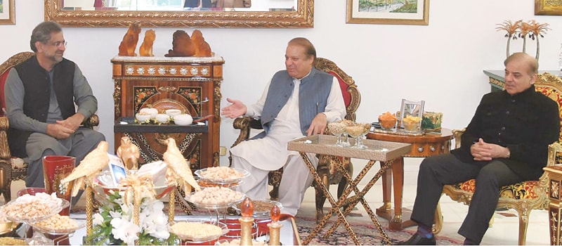 LAHORE: Prime Minister Shahid Khaqan Abbasi speaks to PML-N chief Nawaz Sharif and Punjab Chief Minister Shahbaz Sharif during a meeting on Monday. The recent change of government in Balochistan and the Pakistan Awami Tehreek-led protest slated for Jan 17 came under discussion.—Online