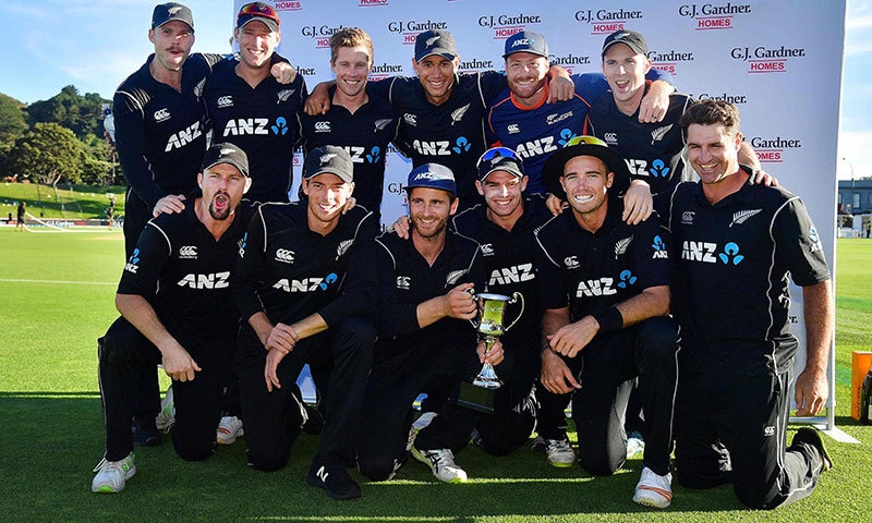 نیوزی لینڈ کی ٹیم کا سیریز میں 5-0 سے کلین سوئپ کے بعد ٹرافی کے ہمراہ گروپ فوٹو&mdash; فوٹو: اے ایف پی
