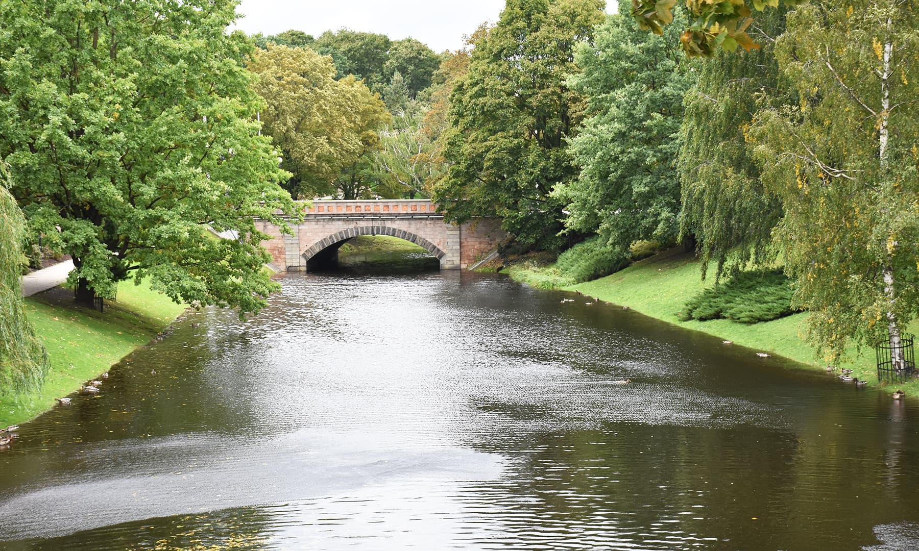 شہر کے وسط میں بہتی ہوئی خوبصورت نہر&mdash;تصویر رمضان رفیق