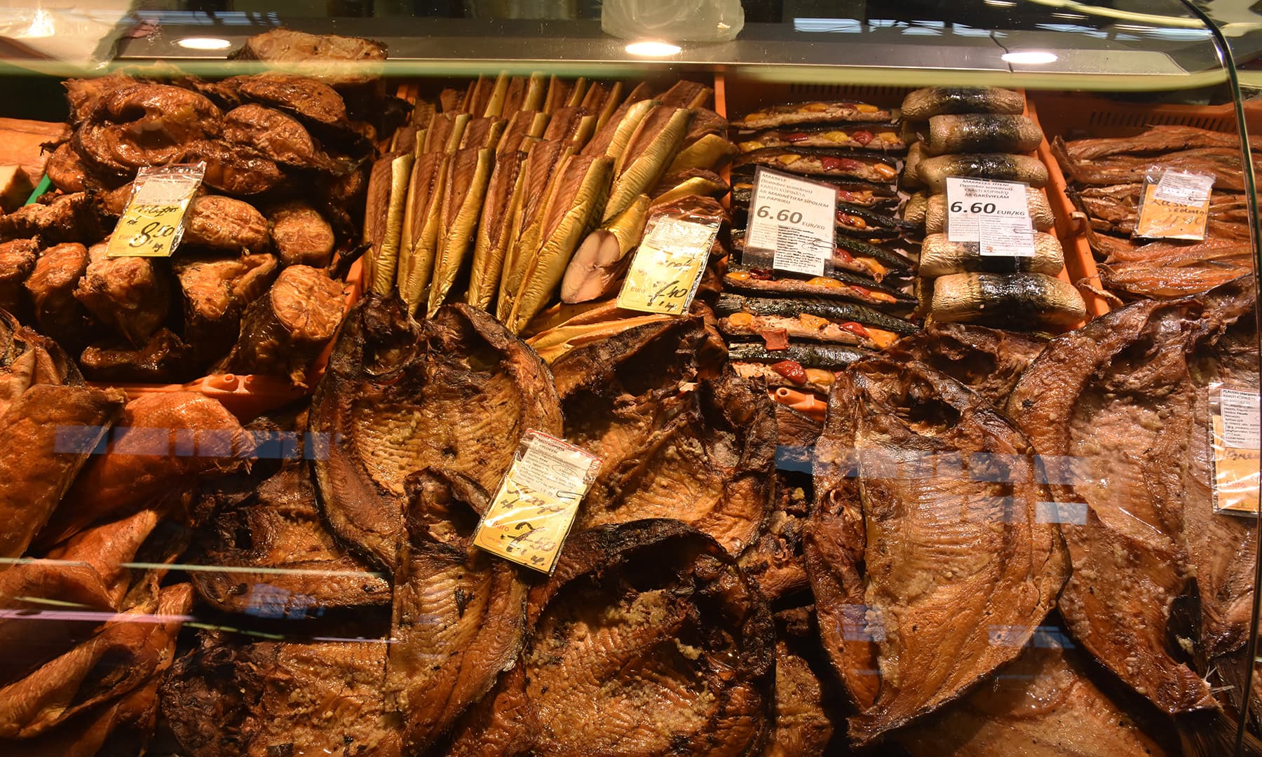 شوکیس میں تلی ہوئی مچھلیوں کی مختلف اقسام&mdash;تصویر رمضان رفیق