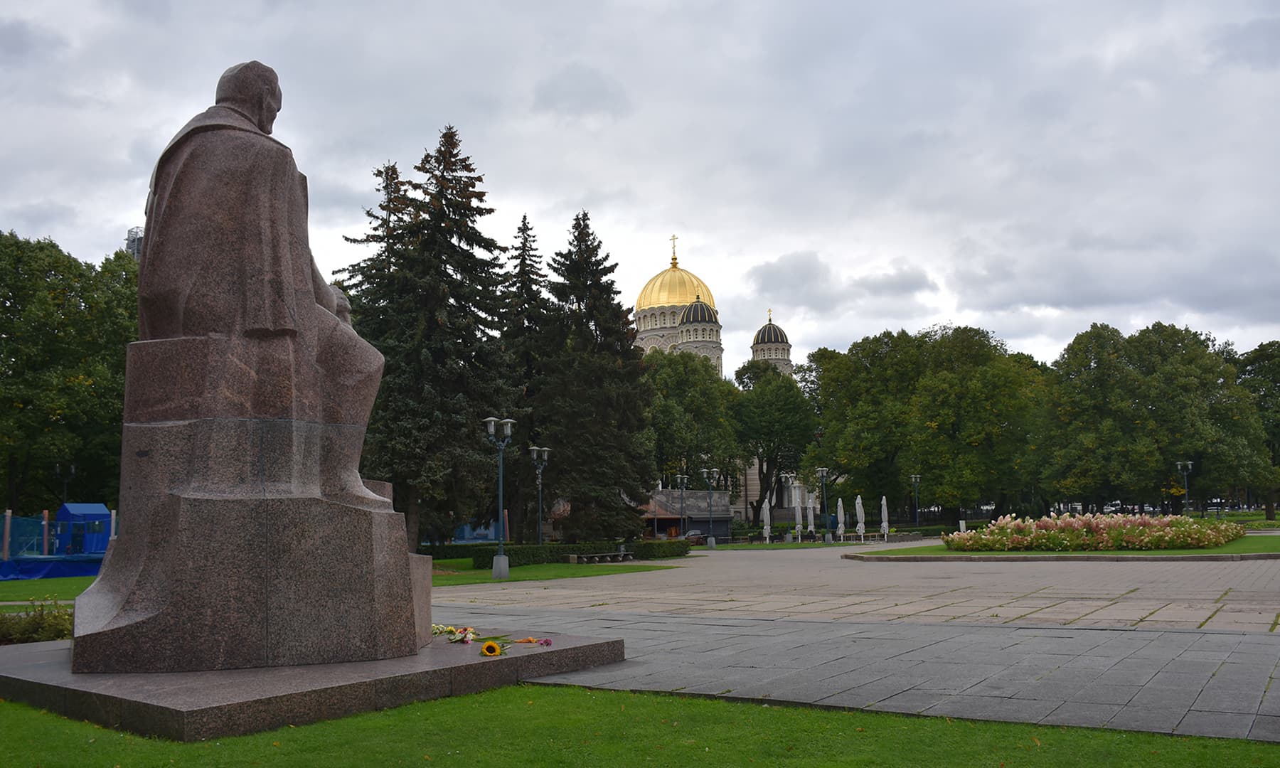 شاعر رینس کے قدموں میں پھول&mdash;تصویر رمضان رفیق