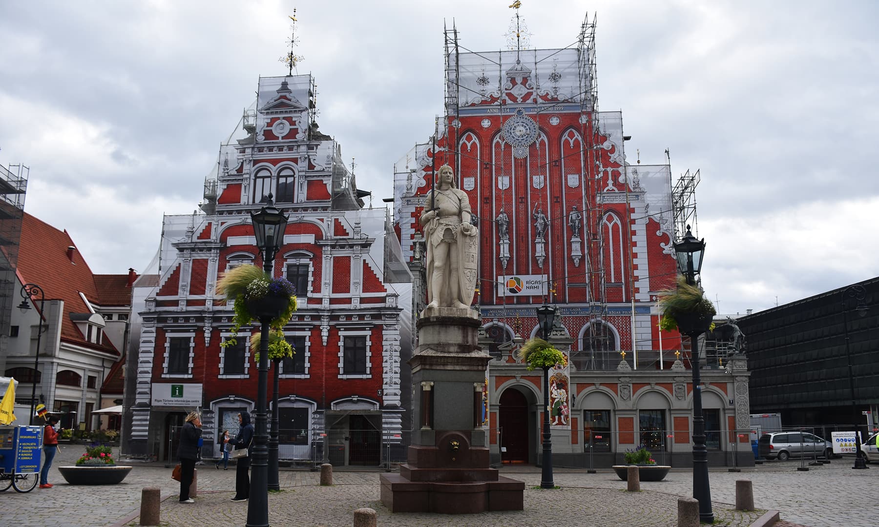 چرچ جو ابھی زیر تعمیر ہے، لیکن پینا فلیکس پر اس کی تصویر بنی ہوئی ہے&mdash;تصویر رمضان رفیق