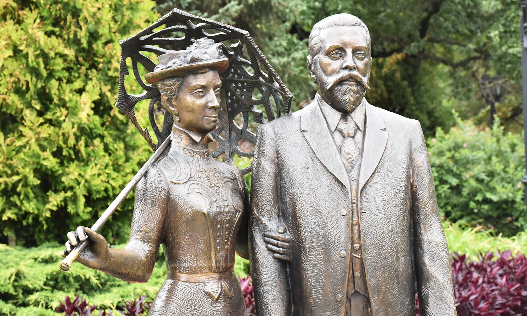 ایک صدی پرانے مئیر رگا کا دھاتی مجسمہ جو ایک باغ میں نصب ہے&mdash;رمضان رفیق