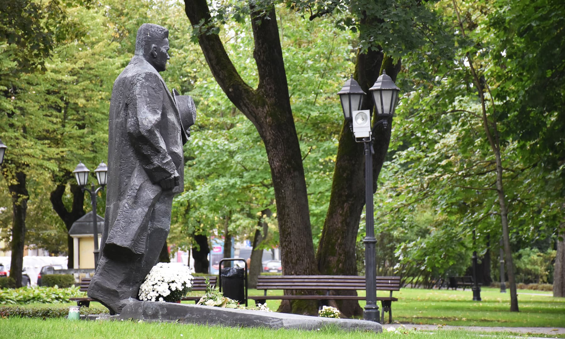مجمسے کے پاوں میں تازہ پھول&mdash;تصویر رمضان رفیق