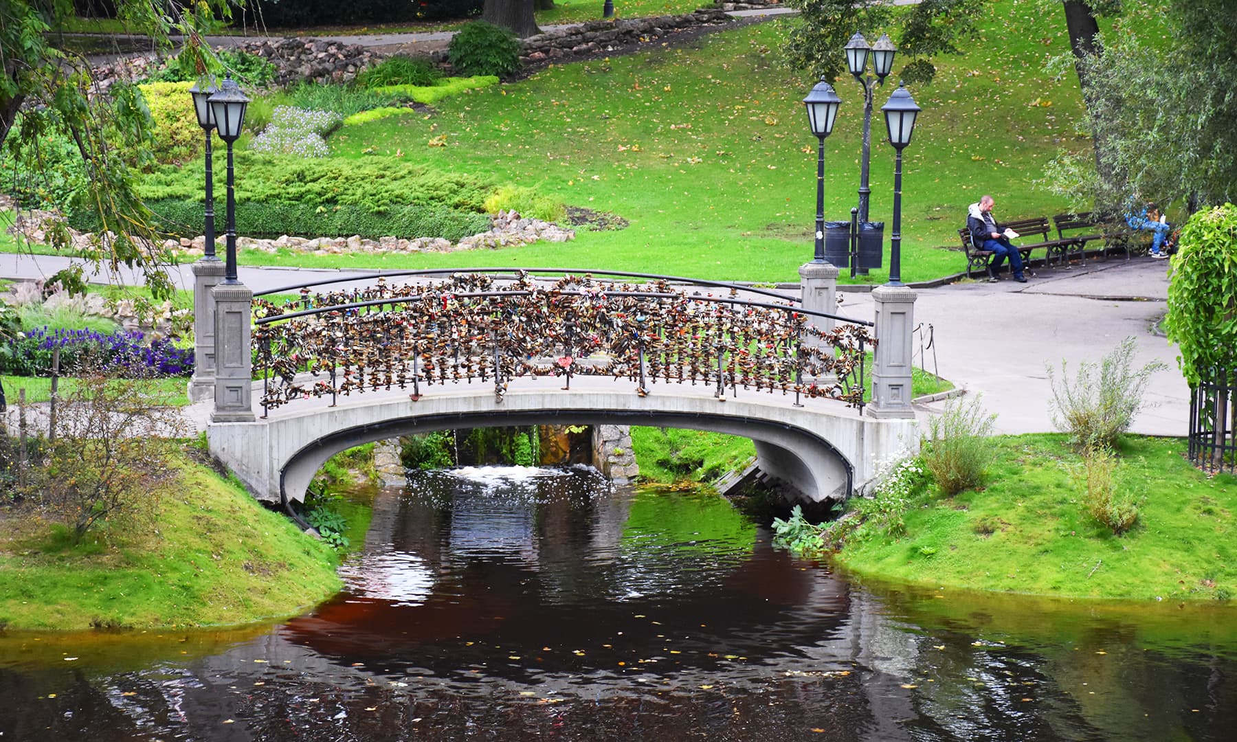 ایک چھوٹا سا پُل جہاں محبت کرنے والوں نے تالے باندھ رکھے ہیں&mdash;تصویر رمضان رفیق