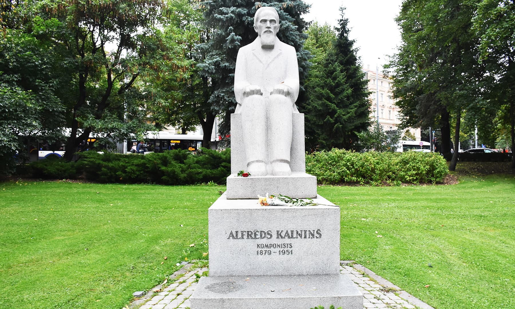 ایک کمپوزر کا مجسمہ جس کے قدموں میں پھول پڑے ہوئے ہیں&mdash;تصویر رمضان رفیق