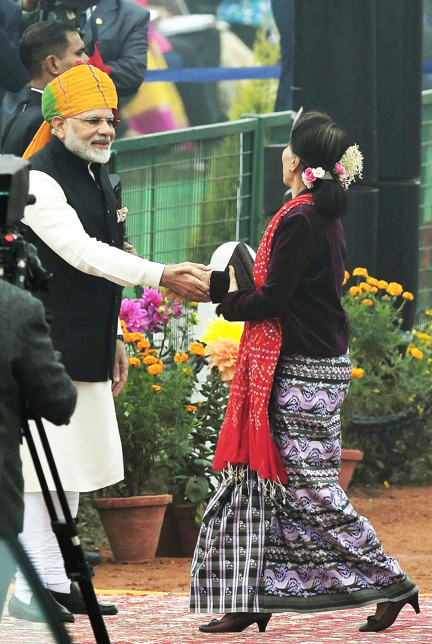 Indian PM Modi welcomes Myanmar's leader Aung San Suu Kyi as she arrives to attend India's 69th Republic Day Parade in New Delhi.—AFP