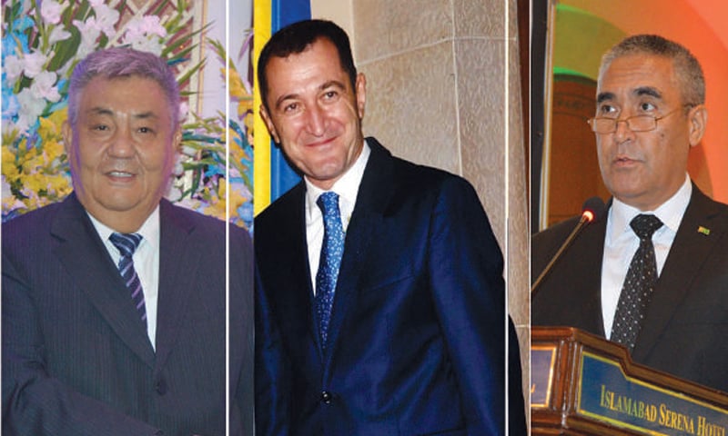 (L-R) Former deans of the diplomatic corps in Pakistan ambassadors Bakhitbek Shabarabayev (Kazakhstan)
and Sherali Jononov (Tajikistan) and the new dean, Ambassador of Turkmenistan Atajan Movlamov.