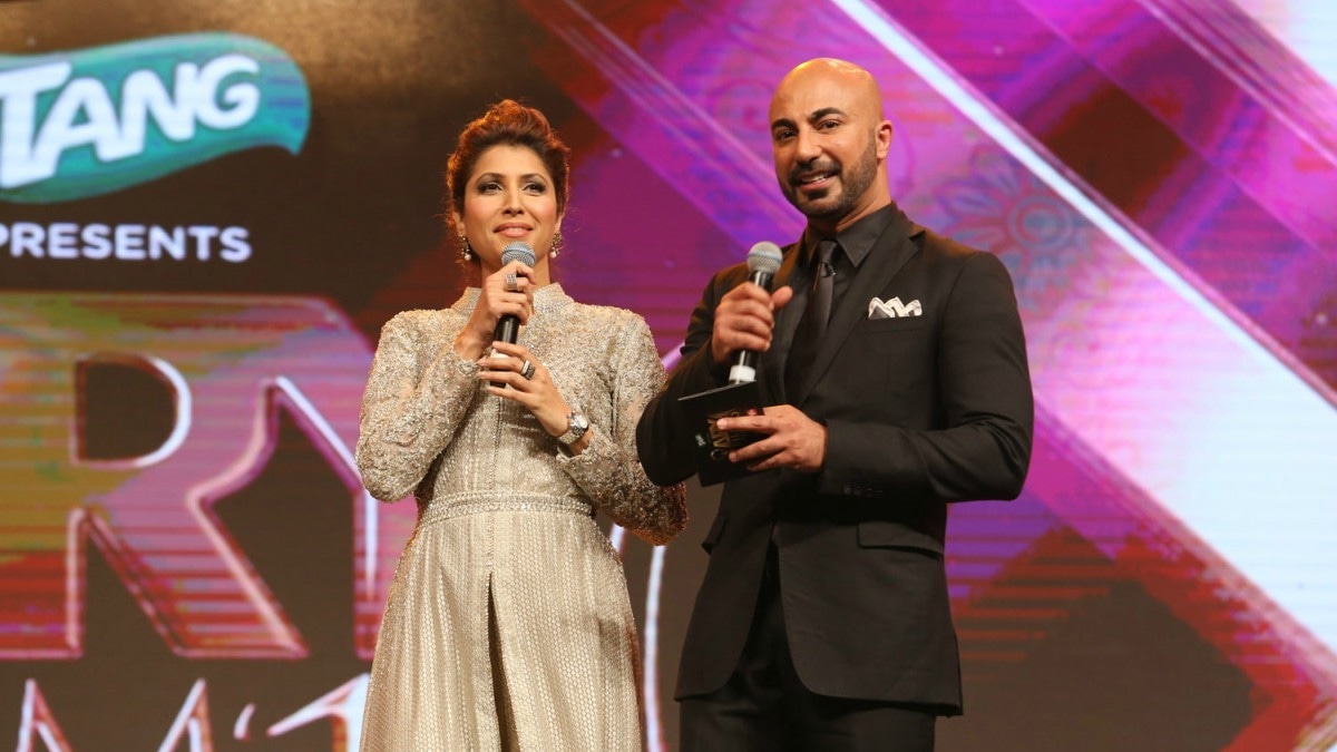 Vaneeza Ahmed and HSY do a spot of co-hosting at the ARY Film Awards