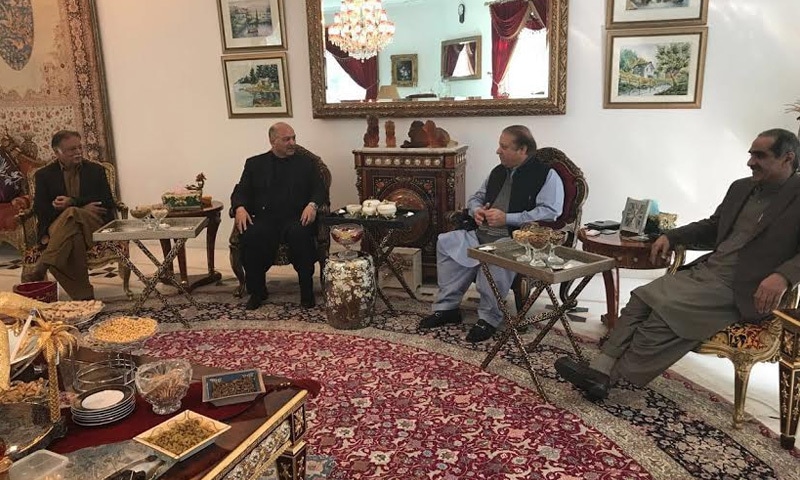 مشاہد حسین سید رائے ونڈ میں سابق وزیراعظم نواز شریف اور دیگر سے ملاقات کررہے ہیں &mdash; فوٹو: جاوید حسین