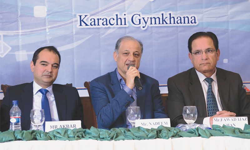 KARACHI: Nadeem Omar, flanked by Akbar Iqbal Puri (L) and Fawad Ijaz Khan, addresses a media briefing at Karachi Gymkhana on Tuesday.