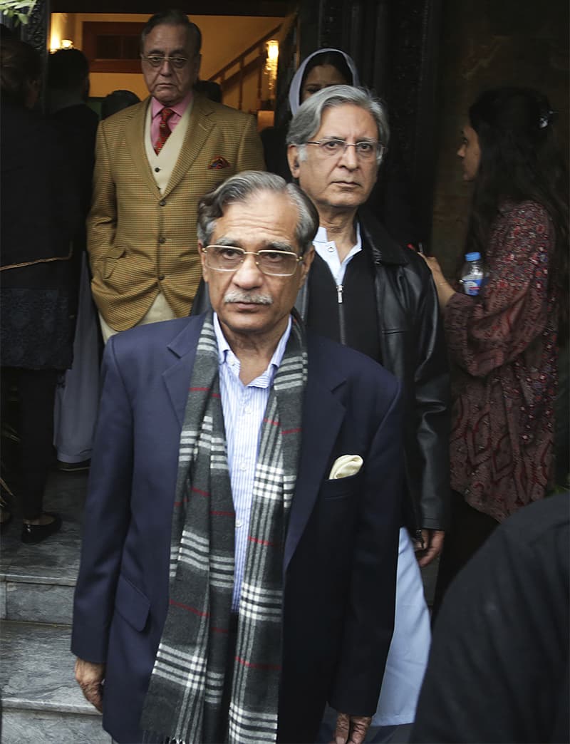 Chief Justice Mian Saqib Nisar arrives at Asma Jahangir's residence to condole with her family. Khurshid Kasuri and PPP leader Barrister Aitzaz Ahsan are behind him. ─ AP