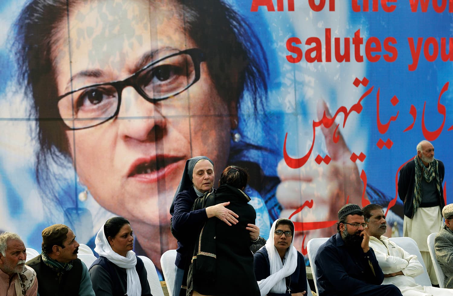 Colleagues of lawyer and rights advocate Asma Jahangir mourn during her funeral in Lahore on Tuesday. — AFP