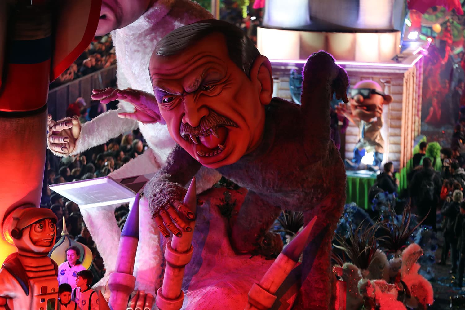 The float "Planet of the apes" depicting Turkish President Recep Tayyip Erdogan and Russian President Vladimir Putin as it parades in the streets of Nice.&mdash; AFP