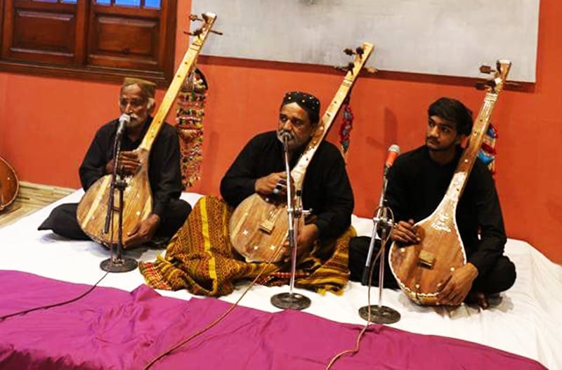 شاہ عبدللطیف بھٹائی کے فقیر راگ پیش کر رہے ہیں—تصویر شبینہ فراز