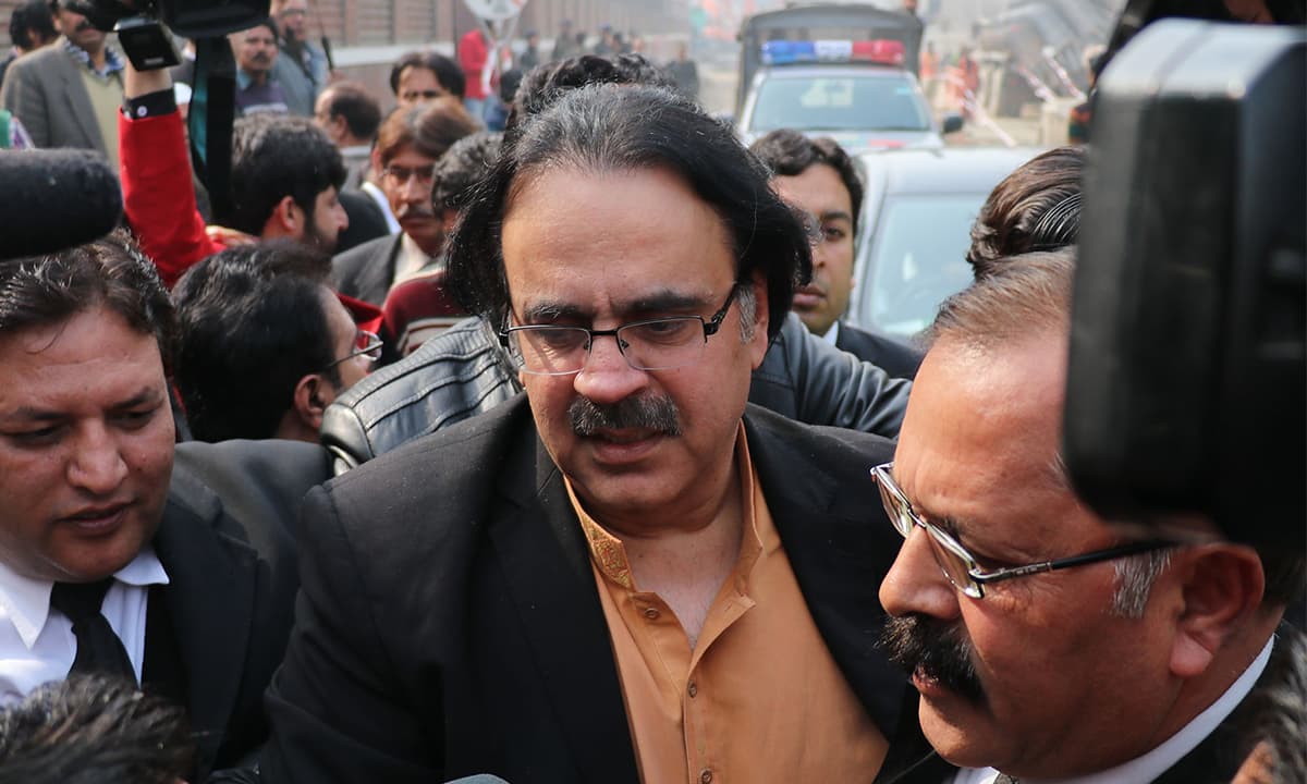 Dr Shahid Masood appears in court over his claims regarding Zainab Ansari’s murderer | M Arif, White Star