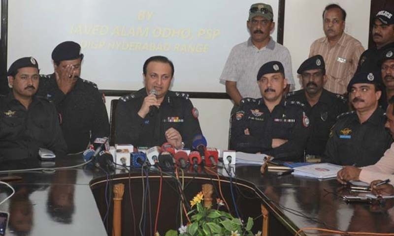 ایس ایس پی حیدر آباد پیر محمد شاہ اور ڈی آئی جی حیدر آباد پولیس جاوید عالم پریس کانفرنس کر رہے ہیں &mdash; فوٹو بشکریہ: فیس بک