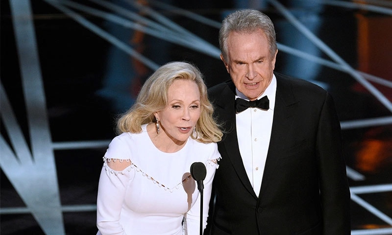 بہترین فلم کا ایوارڈ دینے کے لیے اس بار وارن بیٹی اور فائے ڈن اوے  کو مدعو کیا گیا ہے&mdash;فوٹو: ورائٹی