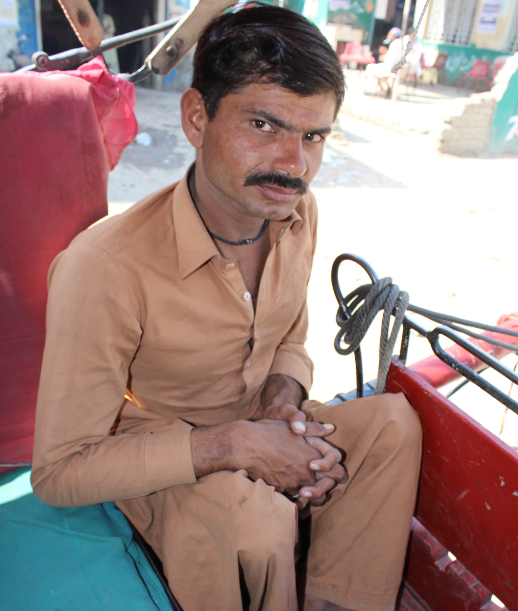 دونوں ٹانگوں سے معذور 30 سالہ حسین علی 15 برس سے تانگا چلا رہے ہیں&mdash;تصویر نبیل ابڑو