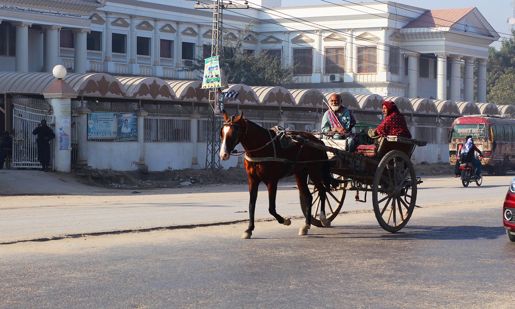 حیدرآباد کی سڑک پر دوڑتا ایک تانگا&mdash;تصویر نبیل ابڑو