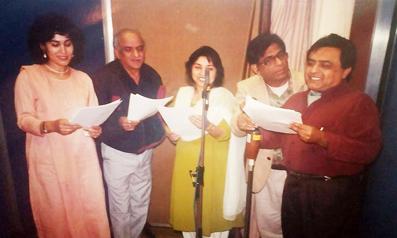 بدیع الزماں ریحان اظہر اور عارف وقار و دیگر کے ساتھ صداکاری کر رہے ہیں—تصویر عارف وقار