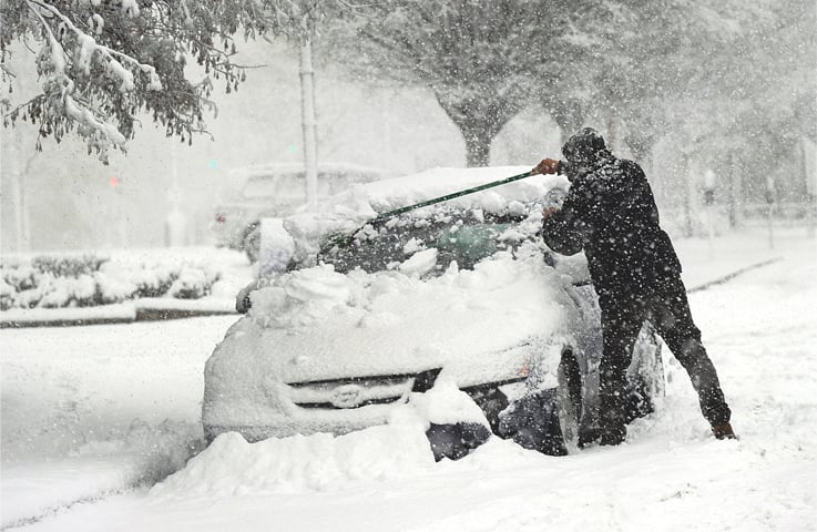 Snow storm pounds US Northeast, closing schools, snarling commutes