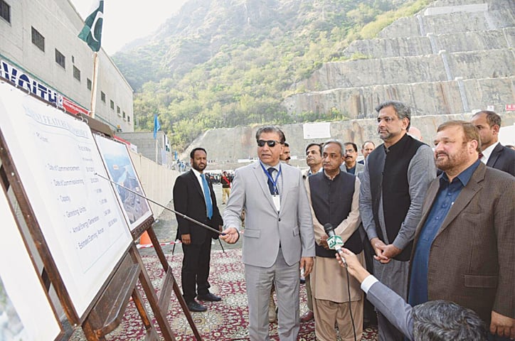 Prime Minister Shahid Khaqan Abbasi being briefed by Wapda chairman retired Lt Gen Muzammil Hussain about the project.­—APP