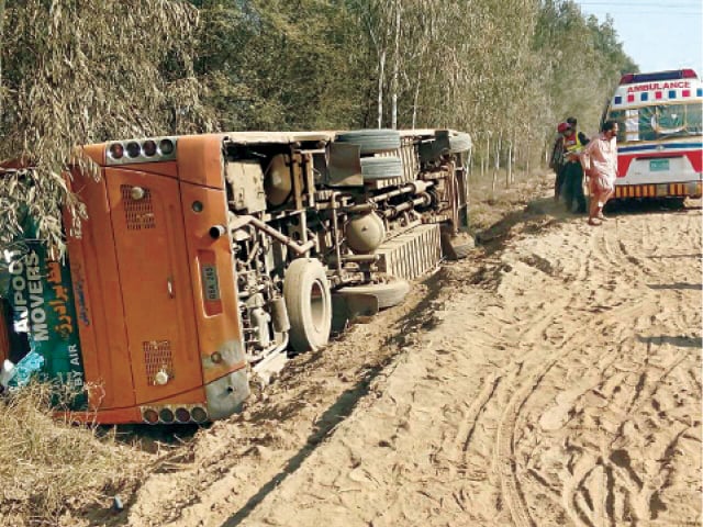 TOBA TEK SINGH: A bus overturns near Kamalia. &mdash; Dawn