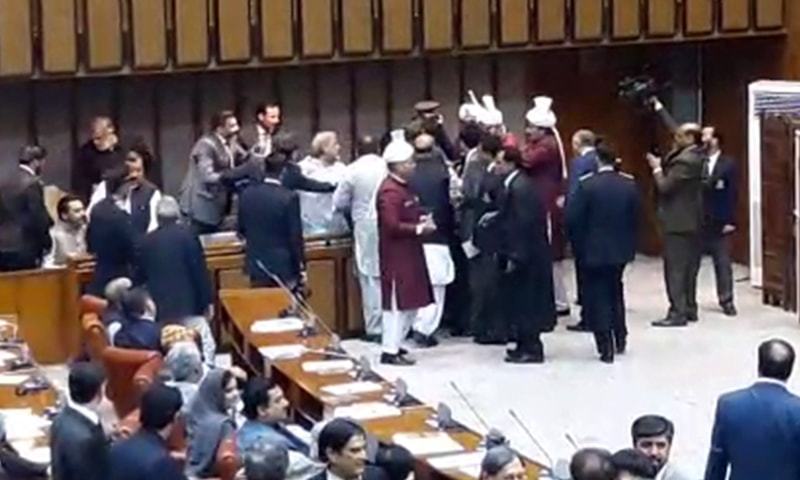 Abdullah Abbasi angered by Hamidul Haq's slogans in favour of PTI chief after Senate chairman election.&mdash; DawnNewsTV