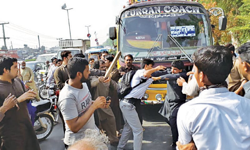 FAISALABAD: Students of a public college and drivers of a private bus company scuffle with each other on Samundri Road on Friday. — Dawn FAISALABAD: Students of a public college and drivers of a private bus company scuffle with each other on Samundri Road on Friday. — Dawn