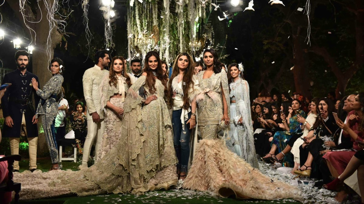 Shehla Chatoor with her showstopper Mehreen Syed and Amna Ilyas