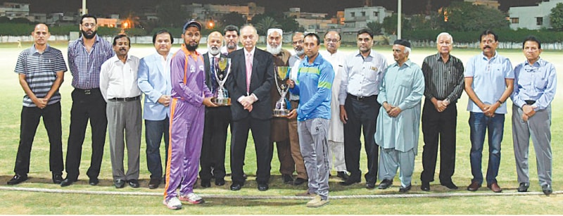 KARACHI: Chief guest Prof Ejaz Ahmed Faruqi along with other officials seen with Dawood Sports skipper Saeed Bin Nasir (R) and Mansoora Sports captain Jahanzaib.