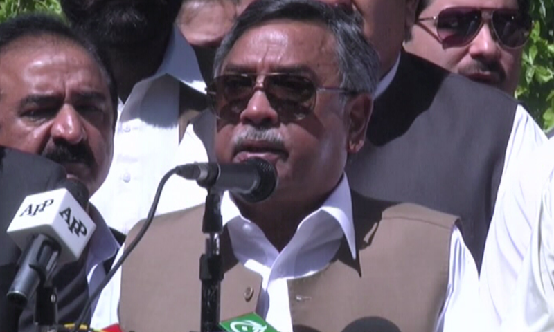 Former Senator Saeed Ahmad Hashmi addresses a press conference in Quetta. — DawnNews