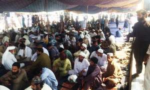 داتا دربار پر تحریک لبیک یا رسول اللہ کے کارکنان دھرنے میں بیٹھے ہیں &mdash; فوٹو: رانا بلال