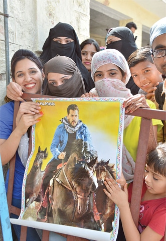 JODHPUR: Fans of the Bollywood star celebrate following the court decision on Saturday.&mdash;AFP