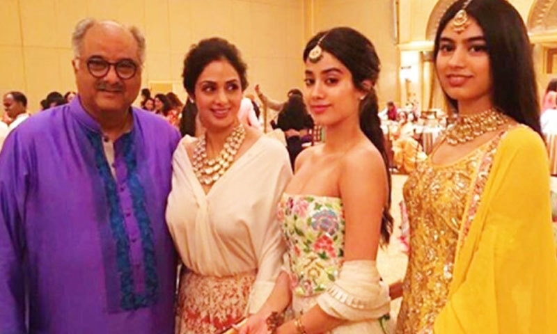 اداکارہ اپنے اہل خانہ کے ساتھ&mdash;فوٹو: انڈیا ٹائمز