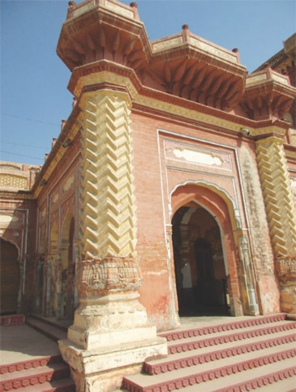 The arched door and carved pillars | Photos by Mansoor Mirani.