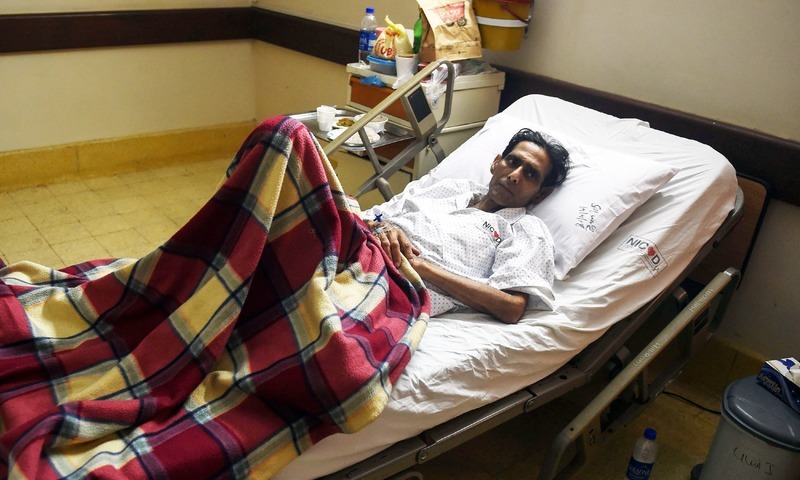 منصور احمد کا کراچی کے مقامی ہسپتال میں علاج جاری ہے&mdash; فوٹو: اے ایف پی