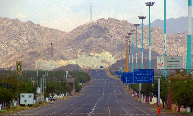 عرفات کو جاتی سڑک—تصویر عبیداللہ کیہر