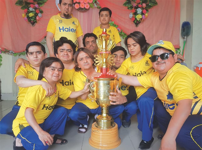 Players of Peshawar Fankaar Zalmi pose with their trophy with Zardad Bulbul in the centre