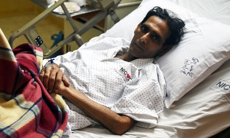 Former field hockey goalkeeper Mansoor Ahmed being treated at a hospital in Karachi, following complications stemming from a pacemaker and stents implanted in his heart. — AFP/File