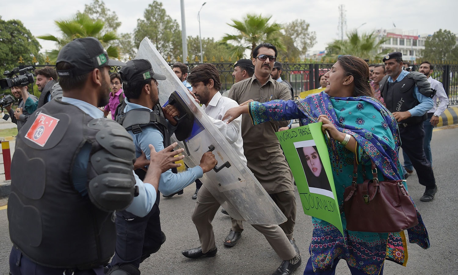 پولیس کی جانب سے صحافیوں کو ڈی چوک سے آگے جانے سے روکا جارہا ہے
&mdash; فوٹو: اے ایف پی