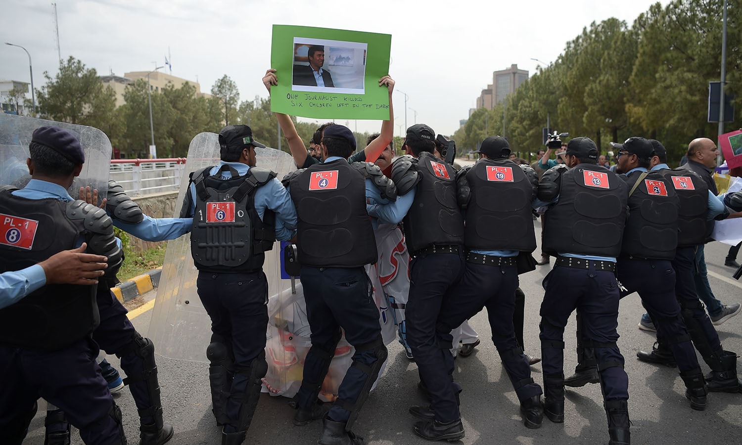احتجاج کرنے والے صحافیوں کو پولیس کی جانب سے مزاحمت کا سامنا کرنا پڑا
&mdash; فوٹو: اے ایف پی
