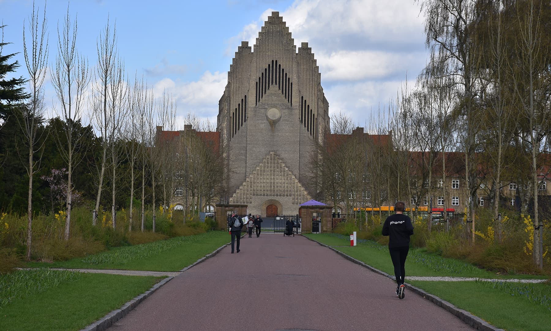 مرکزی دروازے کے بالکل سامنے ایک اور بھی چرچ ہے&mdash;تصویر رمضان رفیق