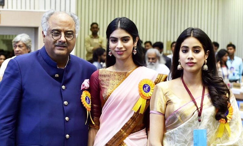 سری دیوی کے شوہر اپنی بیٹیوں کے ہمراہ&mdash;فوٹو: پریس ٹرسٹ آف انڈیا