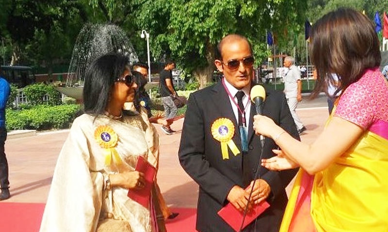 ونود کھنہ کا ایوارڈ ان کے بیٹے اکشے کھنہ نے وصول کیا&mdash;فوٹو: ڈی ڈی انڈیا